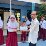 Siswa SDIT Al Husnayain menerima piala Juara 1 MTQ Pentas PAI 2026 Bekasi Barat