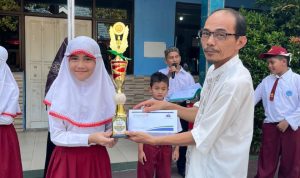 Siswa SDIT Al Husnayain menerima piala Juara 1 MTQ Pentas PAI 2026 Bekasi Barat