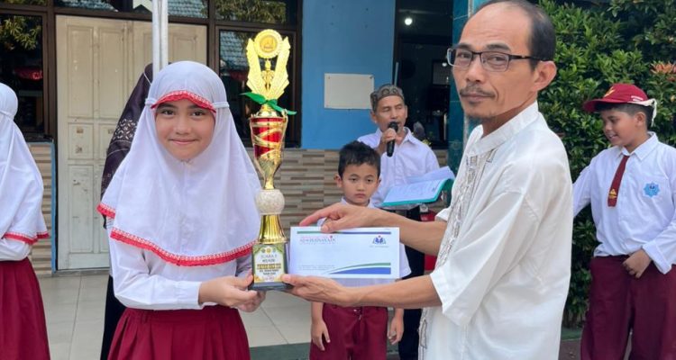 Siswa SDIT Al Husnayain menerima piala Juara 1 MTQ Pentas PAI 2026 Bekasi Barat