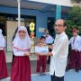 Siswa SDIT Al Husnayain menerima piala Juara 1 MTQ Pentas PAI 2026 Bekasi Barat