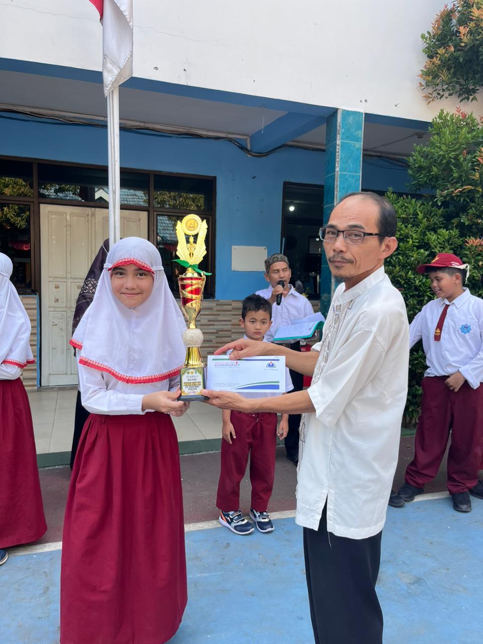 Siswa SDIT Al Husnayain menerima piala Juara 1 MTQ Pentas PAI 2026 Bekasi Barat